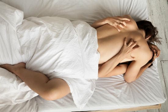 Кроватка полна оральной любви и вагинального секса